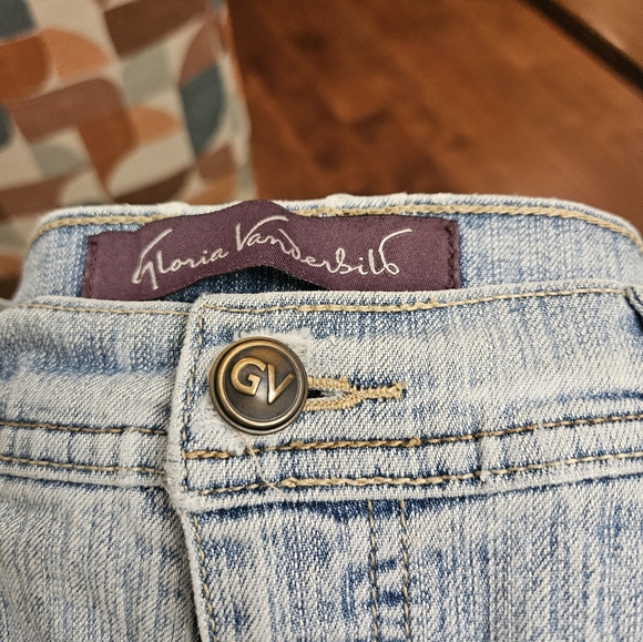Gloria Vanderbilt Woman's Jeans - Picture 2 of 5